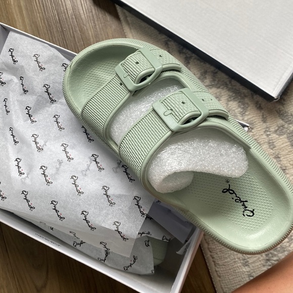 Qupid Shoes - Qupid Pool slides size 5